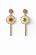 Elegant gold daisy earrings in resin